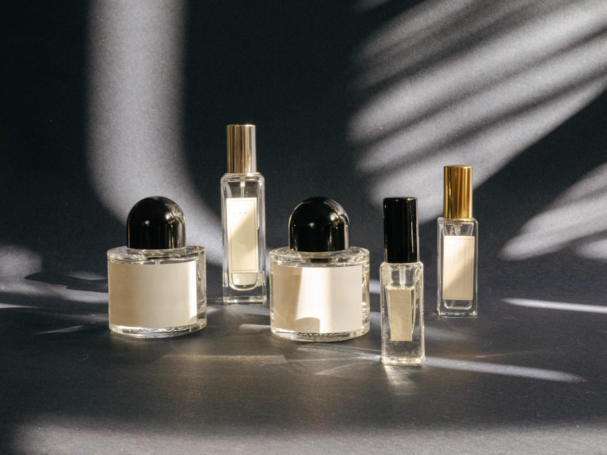 Флаконы парфюмерии Byredo на столе